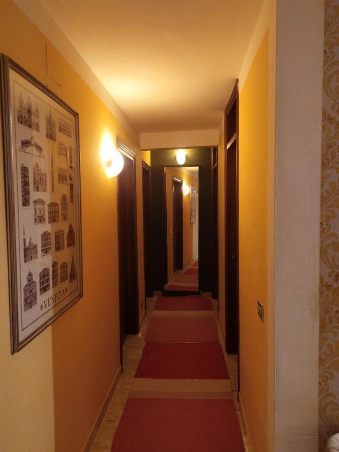 Отель Two Steps From Rialto Bridge Венеция Экстерьер фото